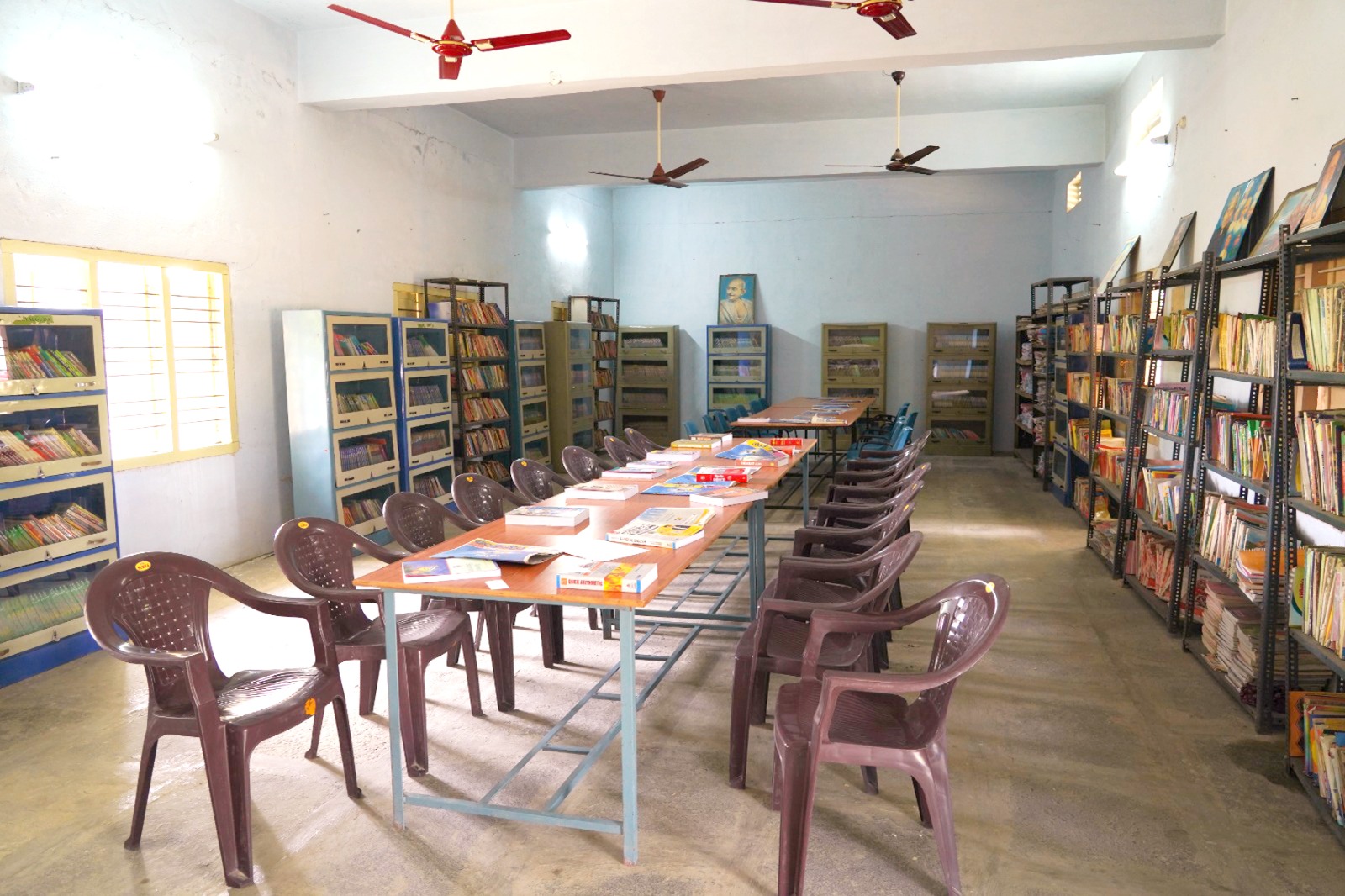 SEICOM library with bookshelves, reading tables and chairs